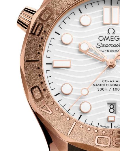 Omega New Seamaster Diver 300M 42 mm, Sedna™ gold on rubber strap 210.52.42.20.04.001 - Image 3