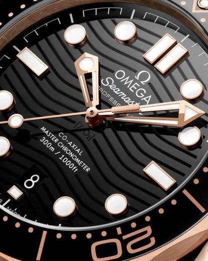 Omega Seamaster Diver 300M 42 mm, Sedna™ gold on rubber strap 210.62.42.20.01.002 - Image 4